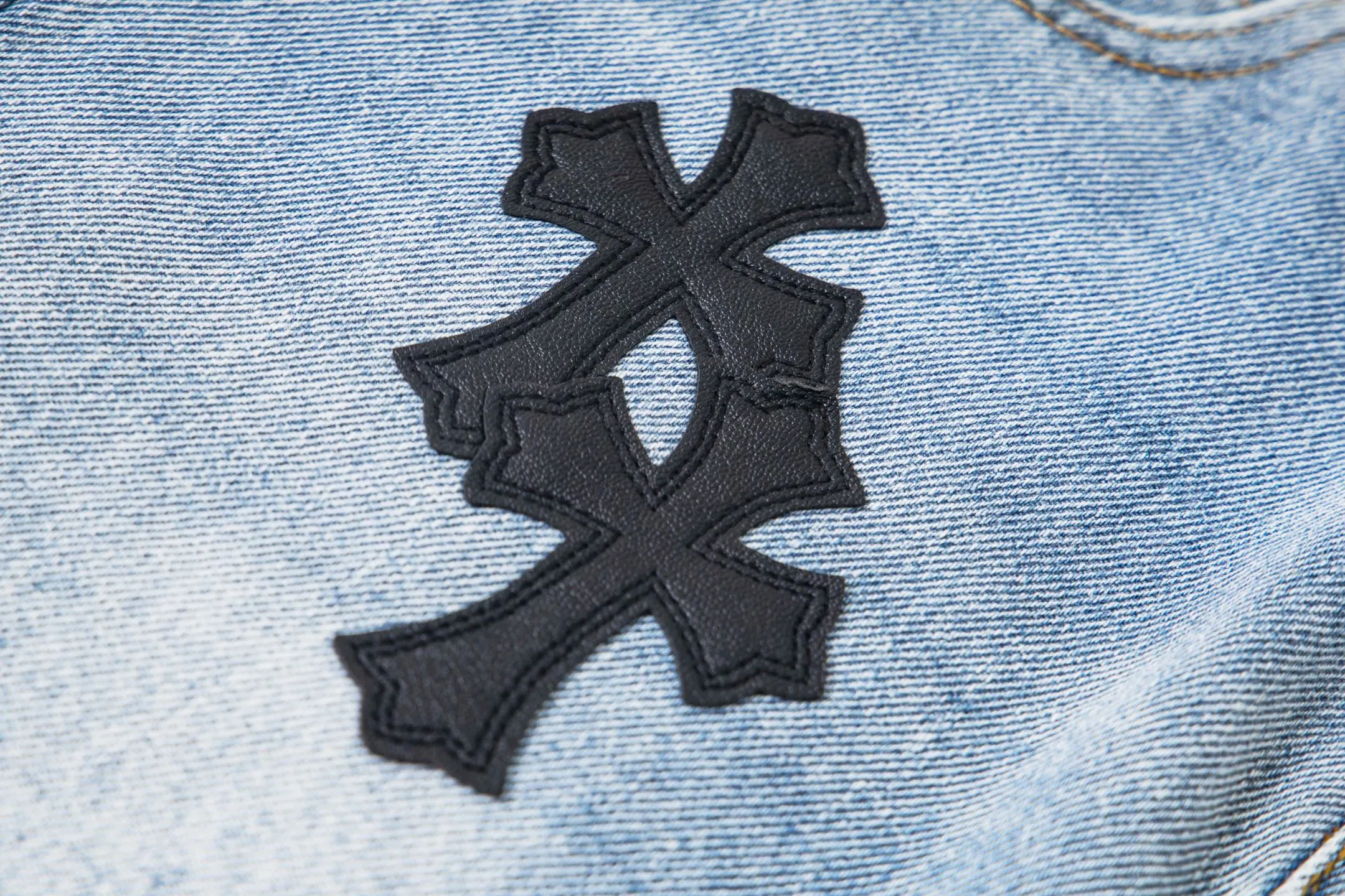 P240 Chrome Hearts light blue, black and white multi-quick leather couple jeans are a hot item this season and are sought after by countless celebrities and fashionistas. The neat details of the cutting process add color to the playful fashion! The neat and meticulous design, and the well-fitting structure is unique. The upper body not only has outstanding recognition, but also looks younger and younger. A style with the ultimate wearing meaning and performance, gorgeous color matching, and the craftsmanship of this style is also extremely extraordinary. After the finished product is washed, it is disassembled and hand-made with sheepskin cross leather and then spliced ​​together to complete. The whole piece has too many craftsmanship to describe. It is decorated with patchwork cross flowers and high-waisted washed jeans! ! Absolutely high-end luxury product, a god-level single product, a super popular product, made by top heavy industry, a magic weapon that cannot be missed. Style number: 1830# Size: 28 30 32 34 36 Color: light blue